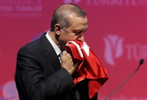 Erdogan besando la bandera Erdogan besando la bandera