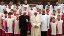 Los hermanos Georg-de negro-y Joseph Ratzinger-de blanco-con los niños del coro de Ratisbona.