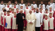 Los hermanos Georg-de negro-y Joseph Ratzinger-de blanco-con los niños del coro de Ratisbona. Los hermanos Georg-de negro-y Joseph Ratzinger-de blanco-con los niños del coro de Ratisbona.