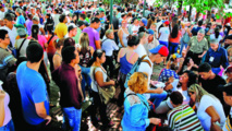 Venezolanos participando en la votación simbólica de la oposición