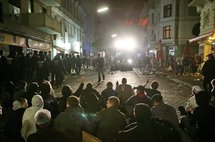 Batalla entre radicales de izquierdas y ultraderechistas en Alemania Batalla entre radicales de izquierdas y ultraderechistas en Alemania