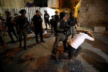 Soldados israelíes golpeando a palestinos