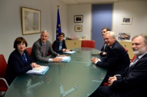 Los negociadores en la mesa. Los negociadores en la mesa.