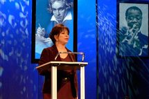 Allende presenta "La isla bajo el mar" y llama a la mujer a defender la paz Allende presenta "La isla bajo el mar" y llama a la mujer a defender la paz