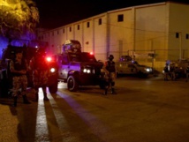 Fuerzas de seguridad jordanas ante la embajada israelí en Ammán. Fuerzas de seguridad jordanas ante la embajada israelí en Ammán.