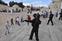 Palestinos y policías israelíes en la Explanada de las Mezquitas