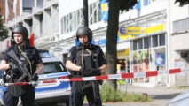 Policías cerca del supermercado de Hamburgo. Policías cerca del supermercado de Hamburgo.