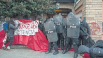 Policías y activistas mapuches en Bariloche, Argentina.