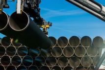 Descarga de piezas para la construcción del gasoducto Nord Stream 2 que conectará Alemania y Rusia