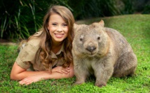 Una mujer con un wombat Una mujer con un wombat