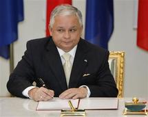 El presidente polaco Lech Kaczynski firmó el Tratado de Lisboa El presidente polaco Lech Kaczynski firmó el Tratado de Lisboa