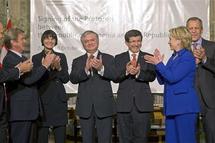 Turquía y Armenia firman acuerdos para dejar atrás un pasado sangriento Turquía y Armenia firman acuerdos para dejar atrás un pasado sangriento