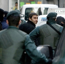 La policía detiene a Otegi, Díez, Etxeberria y seis militantes más
