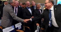 Un dirigente saudí-a la izquierda-le da la mano a un dirigente israelí