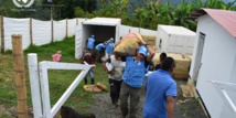 Personal de la ONU sacando las armas de las FARC