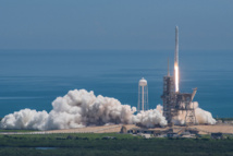 El cohete Falcon 9 de Spacex con la cápsula despega en Florida.