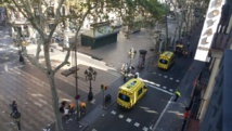 Los enfermeros asisten a un herido en La Rambla tras el ataque Los enfermeros asisten a un herido en La Rambla tras el ataque