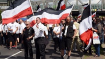 Manifestantes conmemorando el suicidio de Rudolf Hess