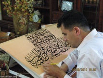 Un artista pintando caligrafía árabe