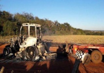 El tractor incendiado El tractor incendiado
