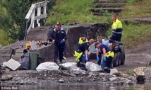 Cadáveres de los adolescentes asesinados en Utoya, Noruega, retirados por los policías. Cadáveres de los adolescentes asesinados en Utoya, Noruega, retirados por los policías.