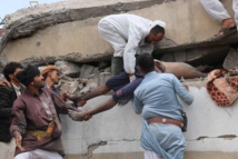 La gente saca los cadáveres de los escombros La gente saca los cadáveres de los escombros