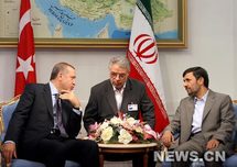 Reitera presidente iraní derechos nucleares y elogia postura de Turquía