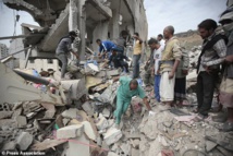 Gente buscando supervivientes tras un bombardeo saudí en Saná.