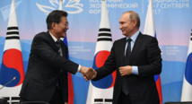 Moon Jae-in-a la izquierda-y Putin Moon Jae-in-a la izquierda-y Putin