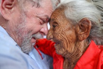 Lula, a la izquierda, con una mujer indígena Lula, a la izquierda, con una mujer indígena