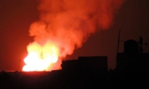 Un incendio consecuencia del bombardeo Un incendio consecuencia del bombardeo