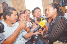 Triste papel de periodistas oficialistas en conferencia