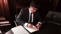 El presidente catalán Carles Puigdemont firma la ley del referéndum.