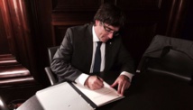 El presidente catalán Carles Puigdemont firma la ley del referéndum. El presidente catalán Carles Puigdemont firma la ley del referéndum.