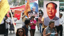 Manifestantes de Movadef con retratos de Abimael Guzmán y de Mao