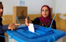 Una mujer vota en el referéndum