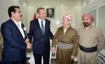 Erdogan-al centro, con corbata-y Barzani, a quien coge del brazo. Erdogan-al centro, con corbata-y Barzani, a quien coge del brazo.