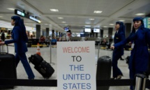 Un cartel en un aeropuerto dice "bienvenido a los Estados Unidos"