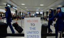 Un cartel en un aeropuerto dice "bienvenido a los Estados Unidos" Un cartel en un aeropuerto dice "bienvenido a los Estados Unidos"