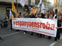 Unos manifestantes catalanes llevan una pancarta que dice "España nos roba". Unos manifestantes catalanes llevan una pancarta que dice "España nos roba".