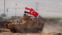 Un tanque con las banderas iraquí y turca Un tanque con las banderas iraquí y turca