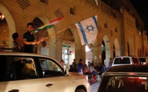 Algunos kurdos que celebran la realización del referéndum ondean banderas israelíes en Erbil el martes.