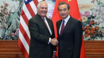 Los ministros de Exteriores estadounidense, TIllerson-a la izquierda-y el chino Wang Yi