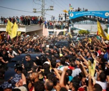 Una multitud de palestinos dan la bienvenida a Gaza al gobierno de Fatah Una multitud de palestinos dan la bienvenida a Gaza al gobierno de Fatah