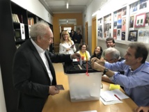 Eduardo Punset votando en el referéndum