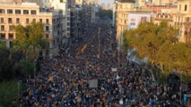 Manifestantes en Barcelona hoy martes protestando por la violencia policial