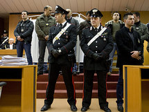 Unos policías ante la cortina que protege a Gaspare Spatuzza en el tribunal de Turín.