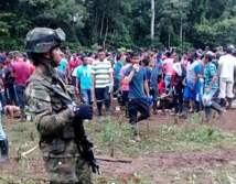 Soldados y manifestantes en Tumaco, Nariño, Colombia.