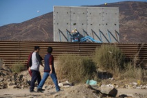 Un prototipo del muro, visto desde Tijuana. Un prototipo del muro, visto desde Tijuana.