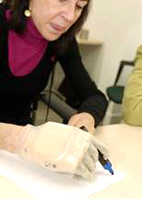 Una pianista catalana recibe una prótesis con dedos biónicos Una pianista catalana recibe una prótesis con dedos biónicos